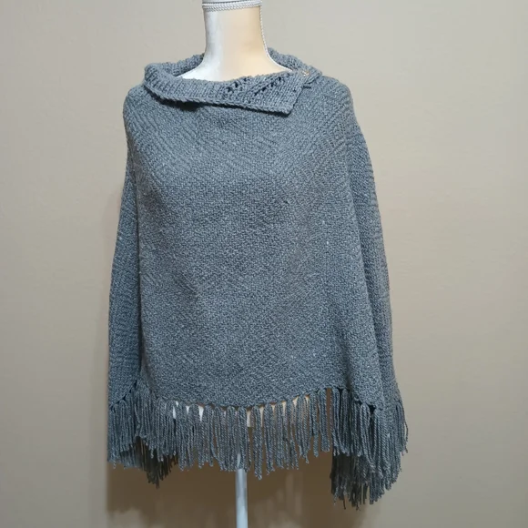 Chic Gray and Burgundy Women's Poncho Set - Picture 6 of 10